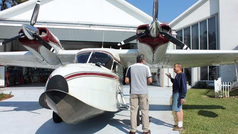 Michael Manousakis next to Grumman HU16. – Bild: DCI
