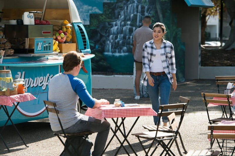 Peter (Jamie Carter, links) wartet bei Harvey’s auf Kyra (Kimie Tsukakoshi, rechts). Sie hat keine Erinnerung mehr an die magische Welt und Peter möchte ihr helfen, diese wieder zurück zu erlangen. – Bild: ZDF und Jonathan M. Shiff Productions Pty.Ltd.; Screen Queensland Pty.Ltd