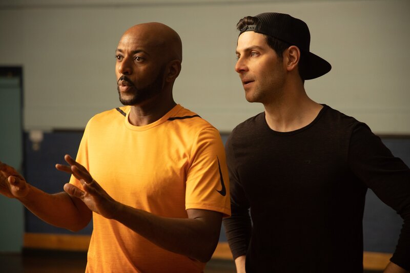 A Million Little Things Staffel 1 Folge 12 Wollen einen Streit schlichten: Romany Malco als Rome Howard, David Giuntoli als Eddie Saville. – Bild: SRF/​ABC