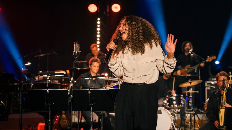 Joy Denalane live mit der hr-Bigband. – Bild: ZDF und HR/​Ben Knabe