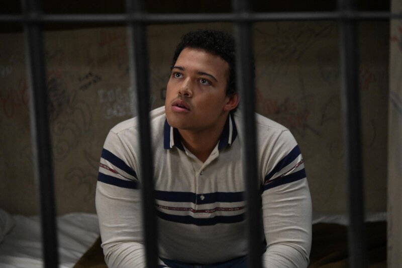 Bradley Constant als Dwayne Johnson – Bild: Universal Television LLC.