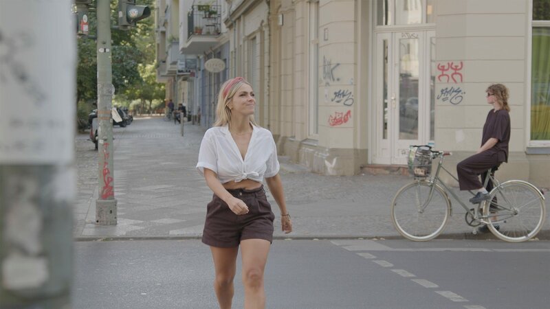 Sarah unterwegs in Berlin-Kreuzberg. – Bild: RTL /​ smac media /​ Vertikales Gärtnern