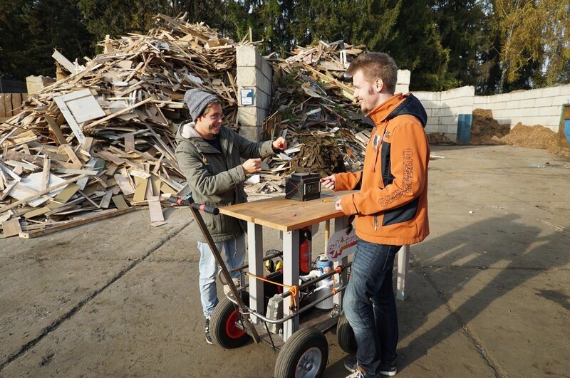 Von links: Checker Tobi und Herausforderer Benedict. Der ist Physiker und kennt sich super mit Magnetismus aus. – Bild: BR/​megaherz gmbh/​Matthias Hagn