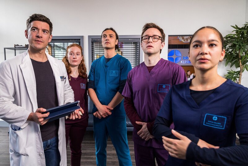 Dr. Ben Ahlbeck (Philipp Danne) und die vier jungen Assistenzärzte begutachten die Ergebnisse eines Röntgenbildes. (v.l.n.r.: Philipp Danne, Linda Kummer, Jakob D’Aprile, Arne Kertész, Olivia Papoli-Barawati) – Bild: ARD/​Michael Kremer