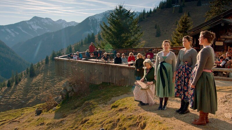 Oberstoaleitn Gsang auf der Oberen Trockenbachalm (Mariandlalm) in Tirol. – Bild: BR/​Moritz Kipphardt