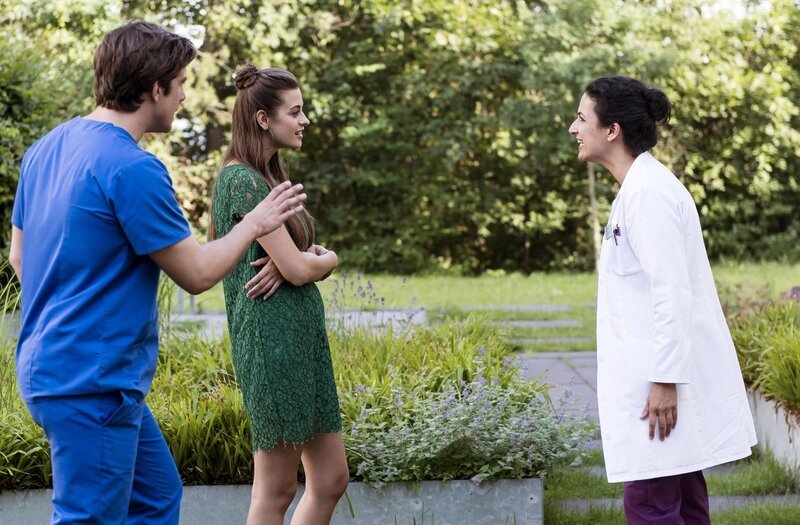 Leylas (Sanam Afrashteh, r.) Anspannung und Sorge entlädt sich in Vorwürfen, als Zoe (Melina Fabian, M.) wieder auftaucht. Ben (Philipp Danne, l.) versucht, zu vermitteln. – Bild: Jens-Ulrich Koch