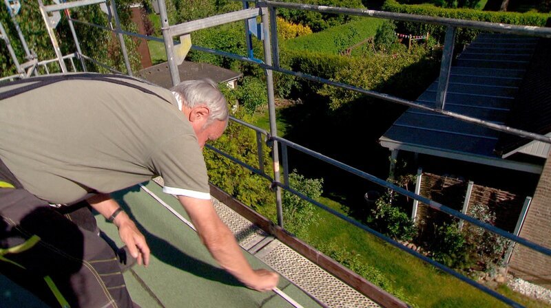 Der 81-jährige Peter Uyttenbroek als Karosseriebaumeister in schwindelnder Höhe – Bild: NDR/MIRAMEDIA Der 81-jährige Peter Uyttenbroek als Karosseriebaumeister in schwindelnder Höhe – Bild: NDR/MIRAMEDIA