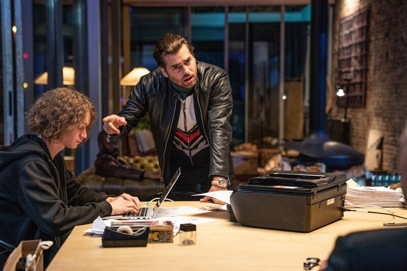 Prince (Manuel Broekman, r.) ist wütend, dass der Chef der kriminellen Bande dem Hacker Jeremy (Tijmen Govaerts, l.) zu schnell vertraut. Prince ist äußerst misstrauisch gegenüber Jeremy. – Bild: Thomas Dhanens /​ ZDF