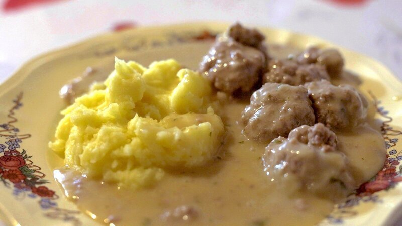 Zu Tisch Zwischen Elsass und Pfalz Die fertigen Fleischknöpfle mit Kartoffelpüree – Bild: SRF/​Berlin Producers/​Moritz Zschocke