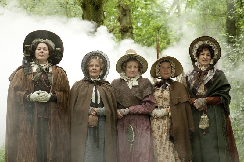 Mrs Jamieson (Barbara Flynn), Miss Matty Jenkins (Judi Dench), Mrs Forrester (Julia McKenzie), Miss Octavia Pole (Imelda Staunton) und Miss Tomkinson (Deborah Findlay). – Bild: Sony Channel