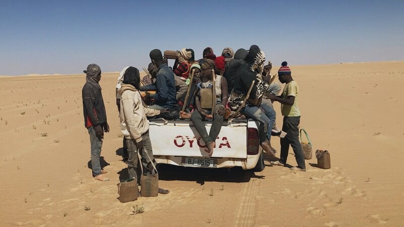 Migranten auf einem Pickup in der Sahara – Bild: ZDF und SRF/​NZZ Format