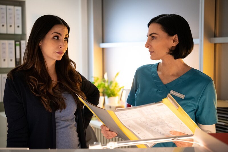 Samira (Sila Sahin-Radlinger, l.) und Nora (Mimi Fiedler) überlegen gemeinsam wie sie die Patienten, in der überfüllten Notaufnahme, in den Griff bekommen. – Bild: RTL /​ Christoph Assmann /​ Wendepunkt