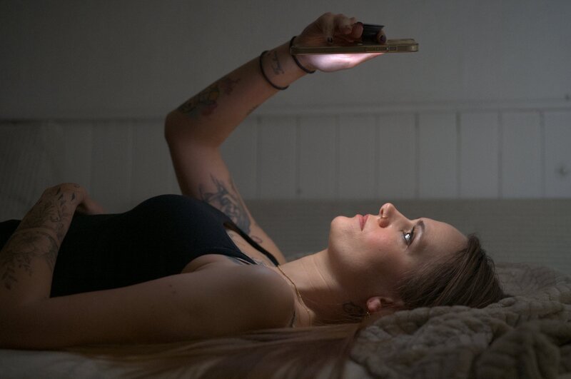 Madeline leidet unter Emetophobie, der panischen Angst vor dem Erbrechen. Bei beginnender Panikattacke sucht sie schnelle Rückversicherung in einer künstlichen Stimme; KI ist für sie ein niedrigschwelliger Rettungsanker. – Bild: Markus Haist /​ ZDF