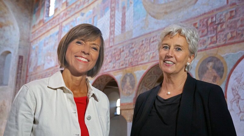 UNESCO-Welterbe – Wandmalereien in der Kirche St. Georg auf der Insel Reichenau – Annette Krause (li.) mit Dr. Dörthe Jakobs (re.) vom Landesdenkmalamt. – Bild: SWR/​Jochen Schmid