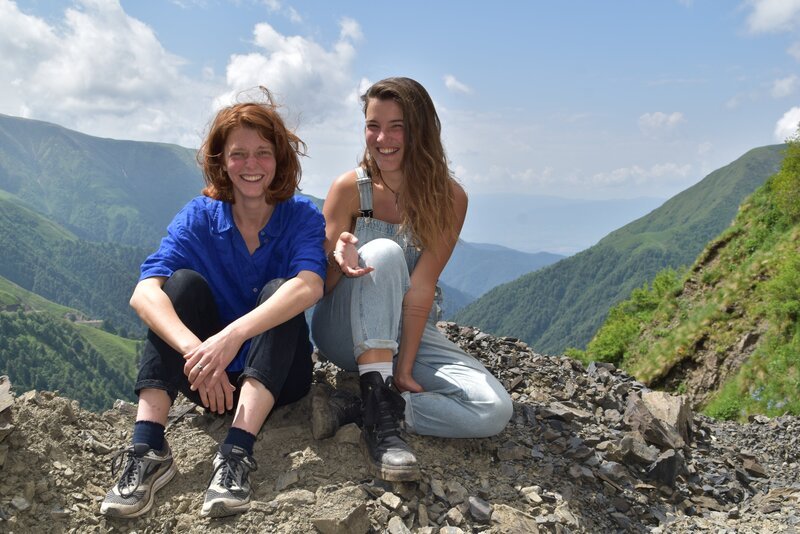 Laura Bohn (r.) und Carla Robina aus Deutschland auf Abenteuer-reise in Tuschetien. – Bild: Gero von Schneider-Marientreu /​ Berlin Producers Media