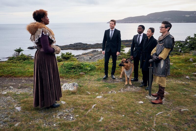 L-R: Dr. Helen Dubois (Lisa Berry), Charlie Hudson (John Reardon), Rex (Diesel vom Burgimwald), Supt. Joe Donovan (Kevin Hanchard), Sarah Truong (Mayko Nguyen), Jesse Mills (Justin Kelly). – Bild: AXN Black