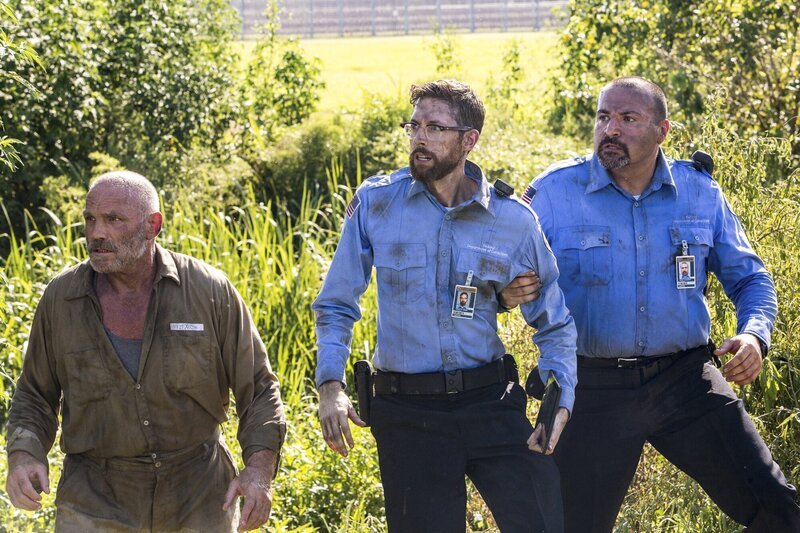 Laboranalyst Sebastian (Rob Kerkovich, M.) wird auf brutale Weise gekidnapped und soll für Novak (Nick Gracer, r.) den Schwerverbrecher Gordan Bogdan (Patrick Kilpatrick, l.) aus dem Knast holen … – Bild: 2016 CBS Broadcasting, Inc. All Rights Reserved /​ Skip Bolen Lizenzbild frei