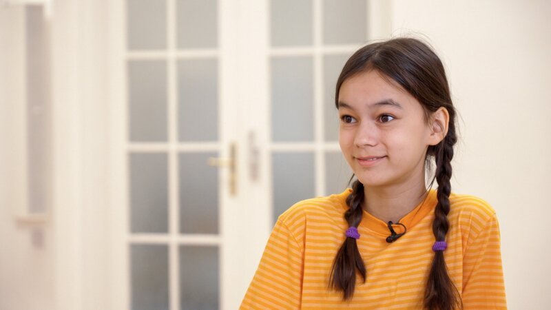 Internet-Experte Philipp gibt Lea Tipps und verrät, was man tun kann, wenn das Internet plötzlich nicht mehr geht. – Bild: ORF/​Tower10