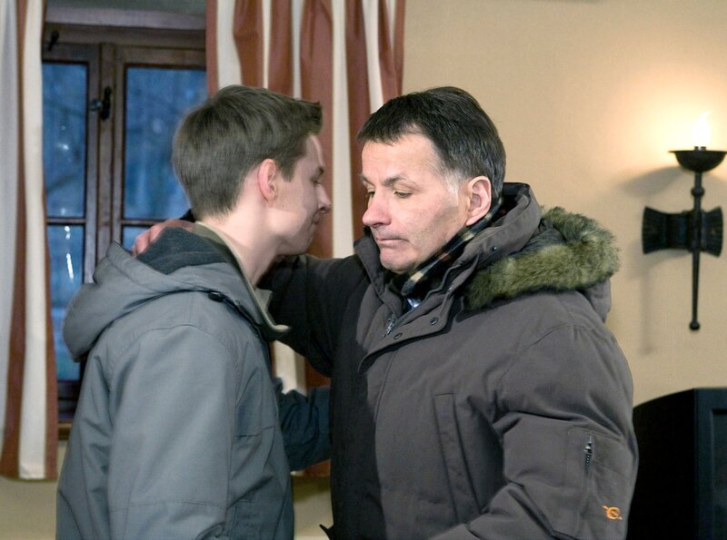 15 Uhr. Jakob (Karsten Kühn, li.) bedankt sich bei seinem Vater Roland Heilmann (Thomas Rühmann, re.), dass er Hartmut Groß gerettet hat und hat sich entschieden mit nach Köln zu gehen. – Bild: NDR/​MDR/​Krajewski