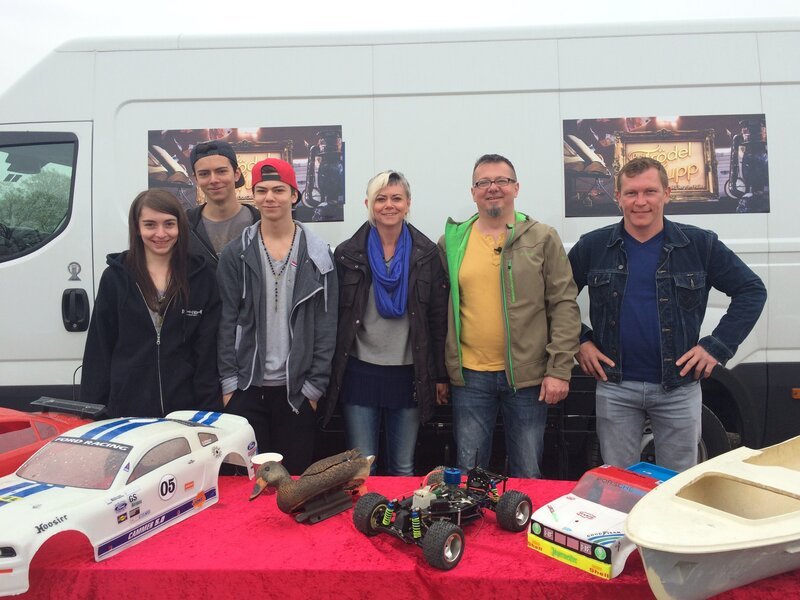 (v.l.) Jennifer, Alexander, Lukas, Lydia und Michael Jung mit Trödelexperte Otto Schulte auf dem Flohmarkt in München Riem. – Bild: RTL II