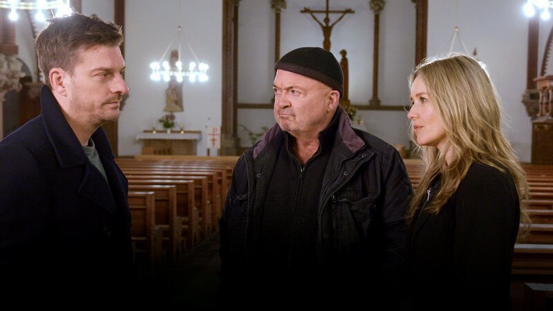Sebastian (Matthi Faust, l.) informiert Otto (Florian Martens M.) und Linett (Stefanie Stappenbeck, r.) über den Toten. – Bild: ZDF Studios GmbH /​ ZDF