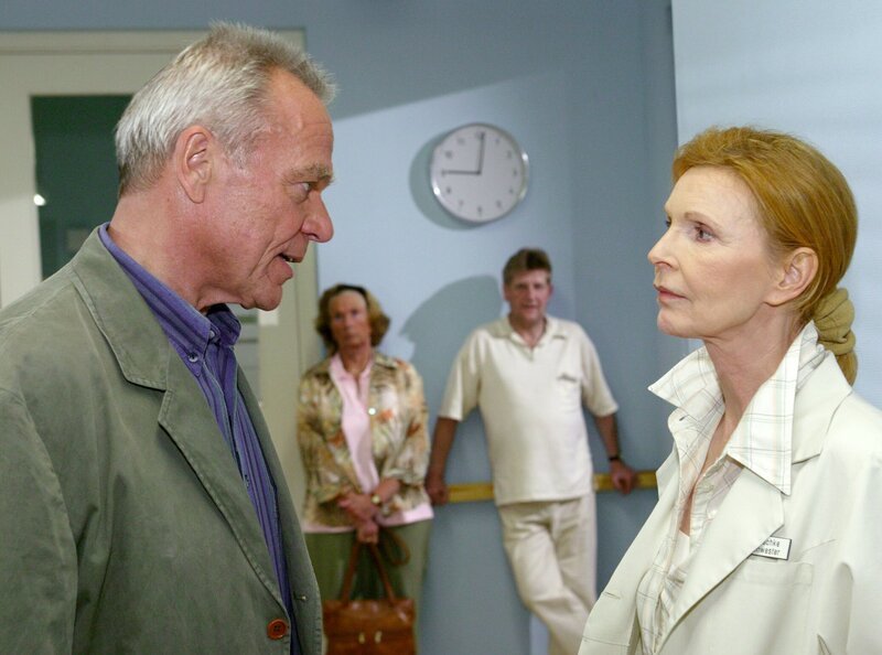 MDR Fernsehen IN ALLER FREUNDSCHAFT FOLGE 279, „Geschwisterliebe“, am Mittwoch (10.04.13) um 11:40 Uhr. Harry Vorndran (Dirk Galuba) hängt sehr an seiner Schwester. Oberschwester Ingrid (Jutta Kammann) beruhigt ihn, während er auf das Ende der OP wartet. – Bild: MDR/​Krajewski