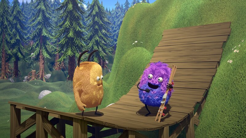 Leider liegt gar kein Schnee zum Skipringen. Mit Kiwis Hilfe montiert Strit deshalb kurzerhand Rollen an seine Skier. – Bild: NDR/​Copenhagen Bombay