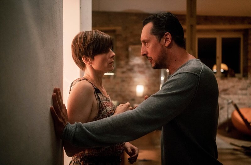 Nathalie Kissel (Christina Hecke) mit ihrem Exmann Michael Sobotta (Hans Löw). Die Verzweiflung über das Verschwinden der Tochter Zoé schlug in Gewalt um. – Bild: MDR/​MadeFor/​Marcus Glahn