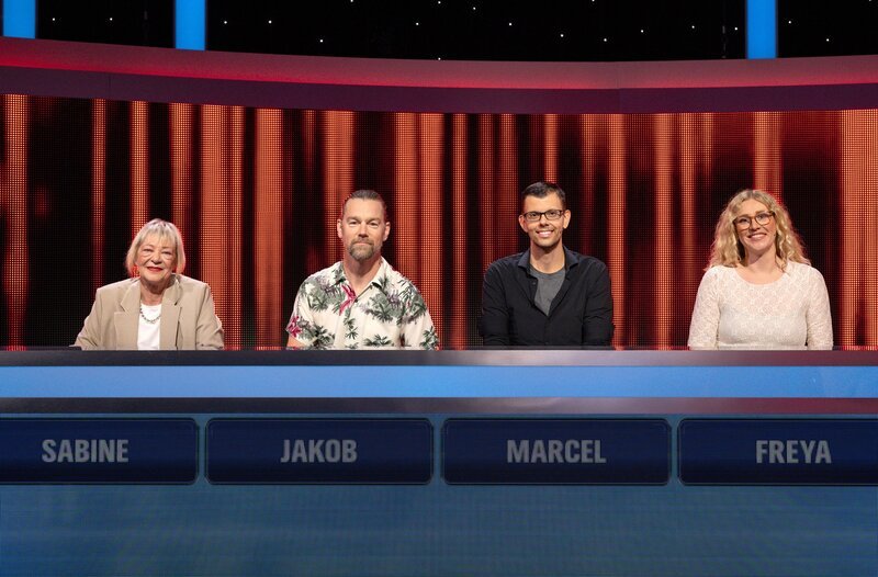 ARD GEFRAGT – GEJAGT FOLGE 913, „Alexander Bommes präsentiert beliebtes Quizformat“. Aufzeichnung zum ARD-Quiz „Gefragt-Gejagt“. Die Kandidaten (v.l.n.r. am Panel): Sabine Begue, Jakob Friesen, Marcel Drasdo, Freya Herwig – Bild: ARD/​Uwe Ernst