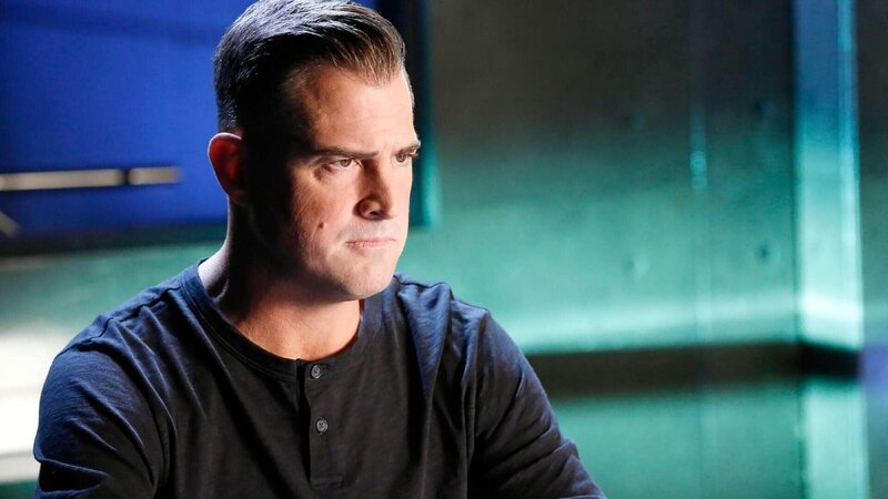 Nick Stokes (George Eads) muss mit seinen Kollegen einen alten Fall neu aufrollen, als sich die einzige Zeugin des Mordes an der Familie Fisher plötzlich an den Täter erinnern kann. – Bild: TVNOW /​ CBS