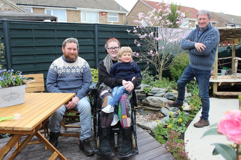 Die Gartenbeistzer und Alan Titchmarsh – Bild: RTL /​ Spun Gold & All3Media International /​ Die hängenden Gemüsegärten