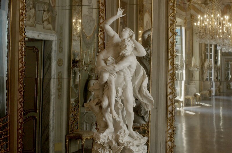 Die Skulptur „Raub der Proserpina“ der Brüder Bernardo und Francesco Maria Schiaffino aus dem frühen 18. Jahrhundert ist eine kunstvolle Darstellung sexualisierter Gewalt. – Bild: Lorenzo Di Nola/​GA&A Productions
