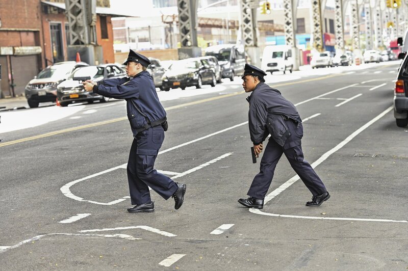 l-r: Vanessa Ray als Eddie Janko, Gabby Beans als Cora Felton – Bild: CBS Broadcasting Inc. /​ John Paul Filo