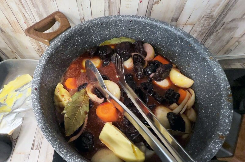 Lammkeule mit Backpflaumen: eine bulgarische Spezialität – Bild: Elephant Doc