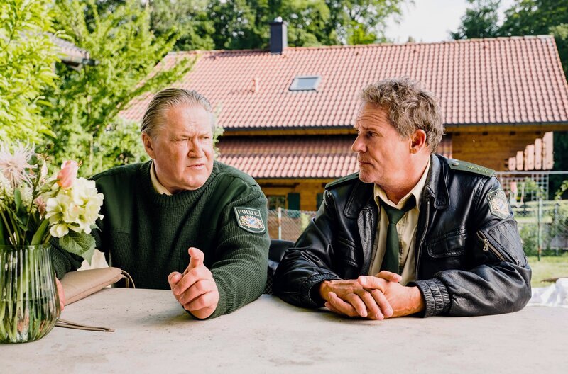 Hubert (Christian Tramitz, r.) und Girwidz (Michael Brandner, l.) verhören die geschockte Alena Grünthaler. – Bild: ARD/​TMG/​Emanuel A. Klempa