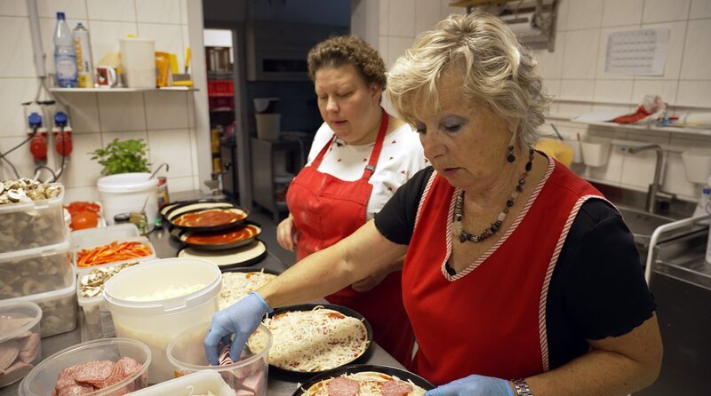 Alexandra Vogt und ihre Mutter Gabriele (l.) – früher haben sie zusammen neben der Backstube noch ein Restaurant geführt. Doch das war ihnen auf die Dauer zu viel: Jetzt gibt’s in der Urlaubssaison hin und wieder Pizza-Abende. – Bild: NDR / NDR Presse und Information Alexandra Vogt und ihre Mutter Gabriele (l.) – früher haben sie zusammen neben der Backstube noch ein Restaurant geführt. Doch das war ihnen auf die Dauer zu viel: Jetzt gibt’s in der Urlaubssaison hin und wieder Pizza-Abende. – Bild: NDR / NDR Presse und Information