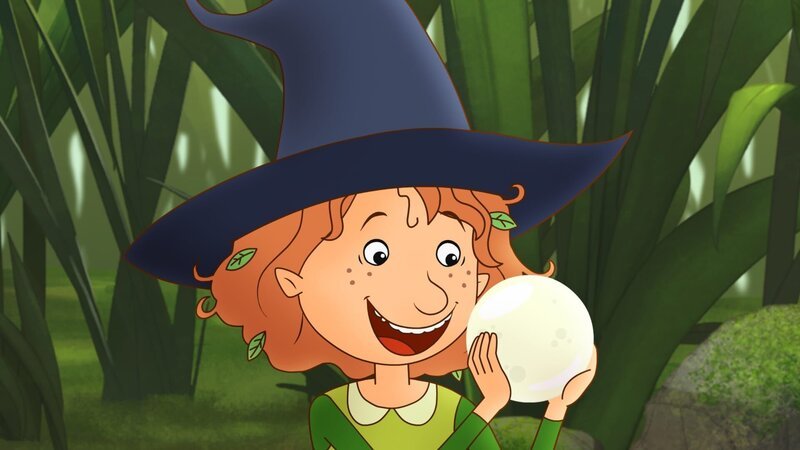 Eine Wunschkugel! Auch für eine Hexe ein besonderes Geschenk. – Bild: ZDF/​Akkord Film/​Bastei Lübbe AG