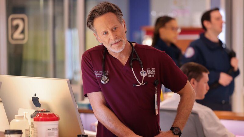 Chicago Med Staffel 10 Folge 14 Er ist ungewöhnlich guter Laune: Steven Weber als Dr. Dean Archer – Bild: SRF/​NBC Universal