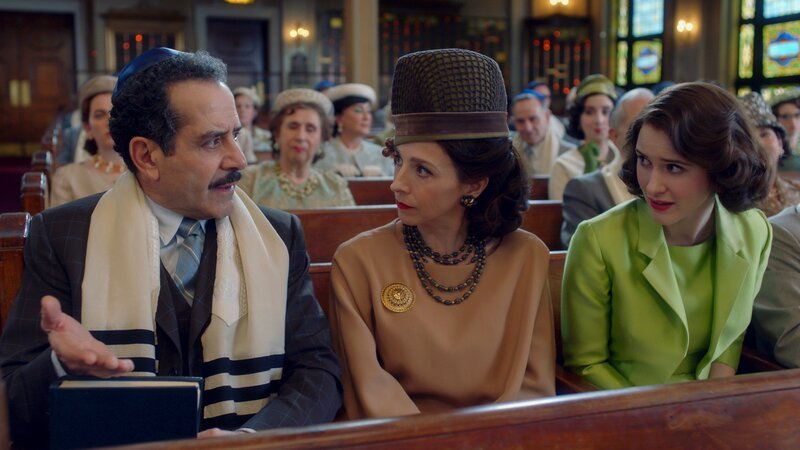 (L-R): Abe Weissman (Tony Shalhoub), Rose Weissman (Marin Hinkle), Miriam ‚Midge‘ Maisel (Rachel Brosnahan) – Bild: Prime Video