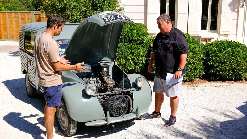 MIKE AND ELVIS LOOKING AT ENGINE – Bild: Warner Bros. Discovery, Inc.