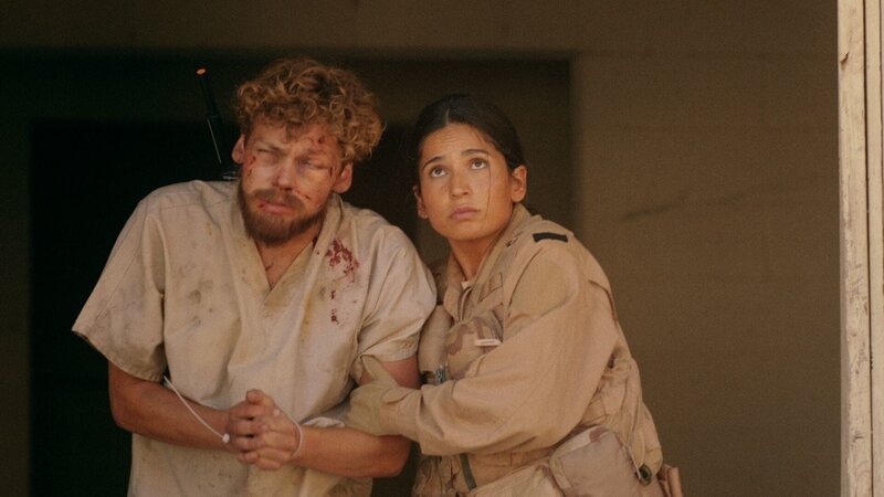 Gelingt es Leyla Demir (Sinem Kavus), ihren Kameraden Guus Walema (Soy Kroon) aus den Fängen der syrischen Soldaten zu befreien? – Bild: BetaFilm /​ ZDF und BetaFilm