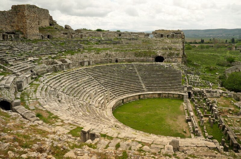 Das Theater von Milet liegt in einer Region, die für die Forschung zu Troja wichtig ist: Milet war ein mykenischer Stützpunkt und enge Kontakte zur Troas – der Landschaft um Troja an der Nordwestküste der Türkei – sind belegt. – Bild: Impossible Factual