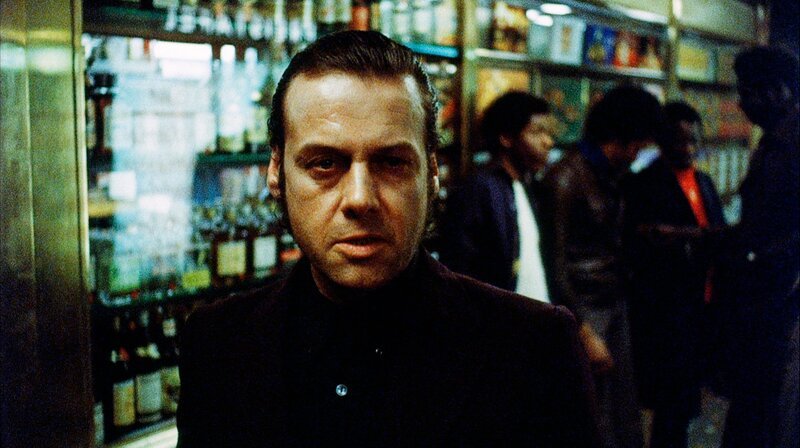 Kleinganove Theo (Walter Kohut) will Charly auf den Strich schicken – Bild: NDR/​Filmgalerie 451