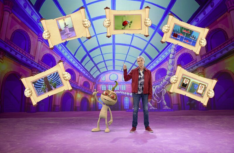 Thomas Brezina und Ramfetz mit den Gegenständen, deren Echtheit diesmal auf dem Prüfstand steht: Azteken-Schokolade, Fönsprühstaubsauger, Buch in der Größe eines Marienkäfers, Roter Farbstoff aus Schildläusen, Bilder, die Grimassen schneiden. – Bild: ORF 1