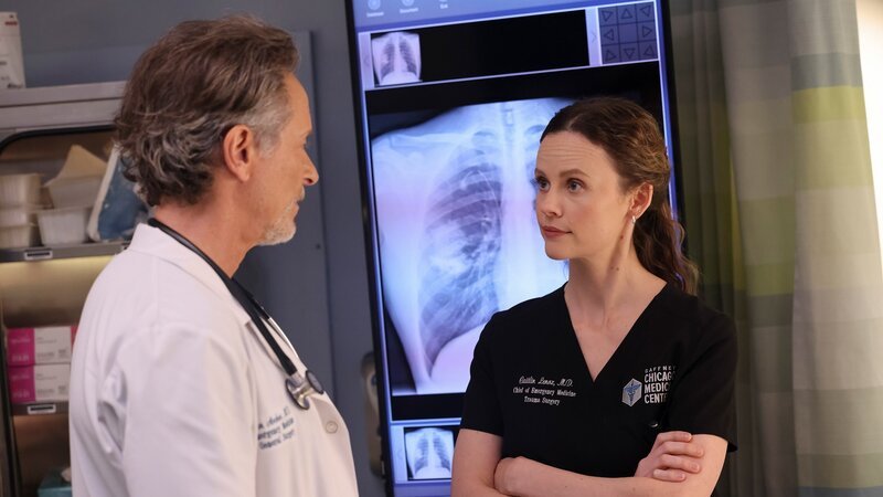 Chicago Med Staffel 10 Folge 13 Er erkennt, was sie antreibt: Steven Weber als Dr. Dean Archer, Sarah Ramos als Dr. Caitlin Lenox – Bild: SRF/​NBC Universal