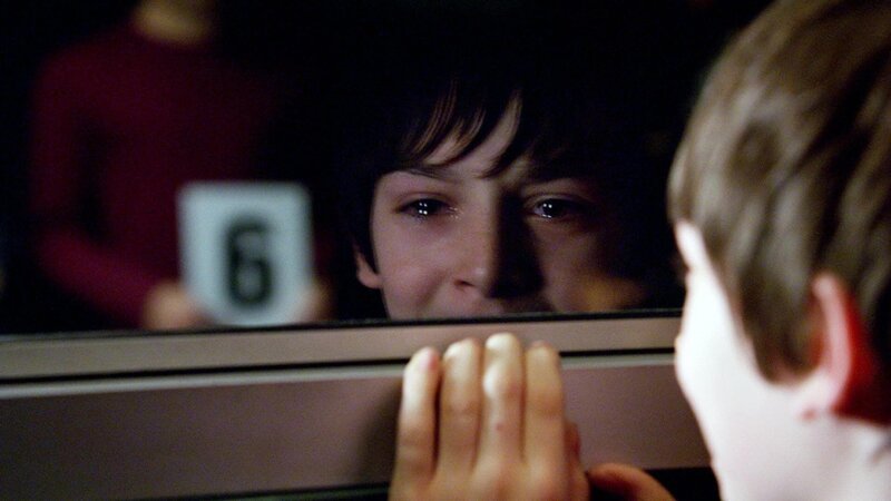 Der kleine Sam (Aaron Refvem) muss mit ansehen, wie sein älterer Bruder von einem Unbekannten angeschossen wird. Obwohl der Junge bei einer Gegenüberstellung niemanden identifizieren kann, ist er sichtlich verängstigt. – Bild: RTL Crime