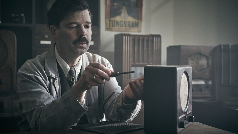 Anton Schmid (Leopold Altenburg) in seinem Elektroladen in Wien-Brigittenau. – Bild: ORF Anton Schmid (Leopold Altenburg) in seinem Elektroladen in Wien-Brigittenau. – Bild: ORF