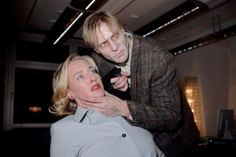 Der hochradioaktiv verseuchte Anwalt Jacobi (Andreas Wisniewski, re.) hat Eva Carnier (Karen Friesicke, li.) in seiner Gewalt und erzwingt unter Waffengewalt ein Geständnis. – Bild: RTL