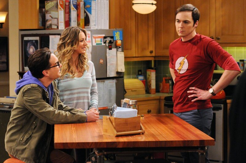 Während Leonard (Johnny Galecki, l.) von Penny (Kaley Cuoco, M.) im Schach geschlagen wird, bricht für Sheldon (Jim Parsons, r.) die Welt zusammen, als sein persönlicher Friseur im Krankenhaus liegt … – Bild: Warner Bros. Television