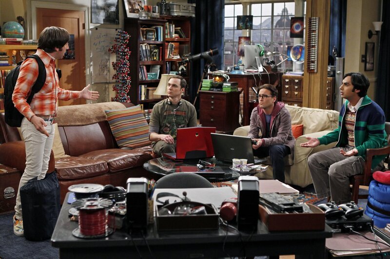 Planen einen Männerabend: Sheldon (Jim Parsons, 2.v.l.), Raj (Kunal Nayyar, r.), Leonard (Johnny Galecki, 2.v.r.) und Howard (Simon Helberg, l.) … – Bild: Warner Bros. Television
